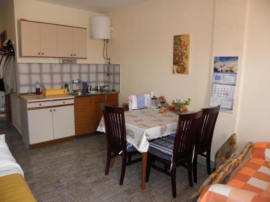 Apartments Milan in Baska  Bagian luar foto